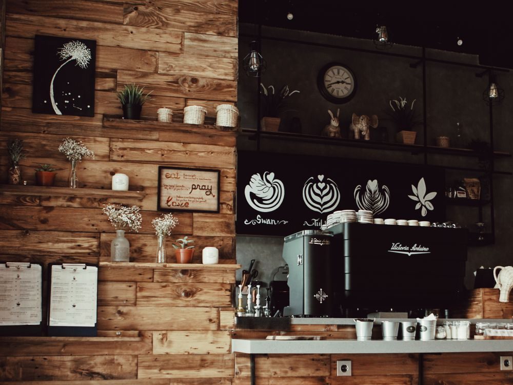 Gemütliche Café-Ecke mit Espressomaschine